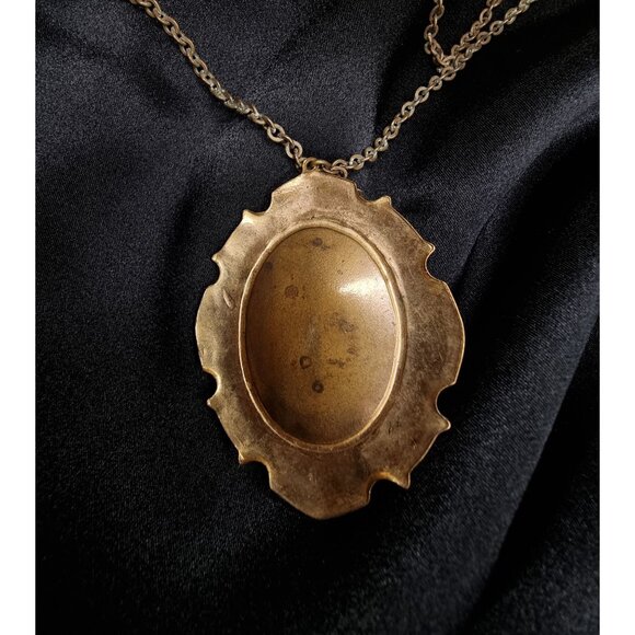 Antique Early XX Century Faux Coral Necklace With Ornate Gold-Tone Pendant - Picture 6 of 6